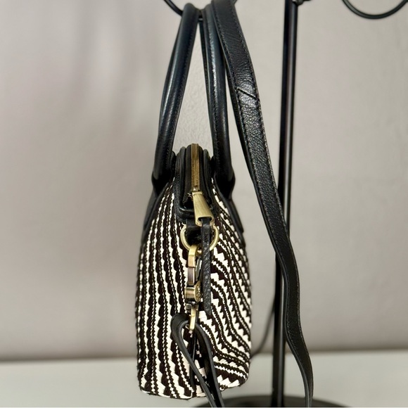 HOBO Sheila Crossbody Bag Artisan Textured Leather EUC - Picture 2 of 7